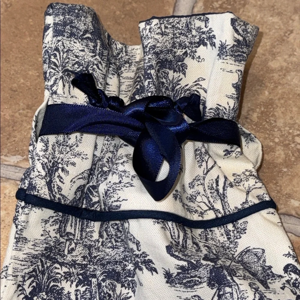 Elegant Toile Print 🍷 Bag with Navy Ribbon